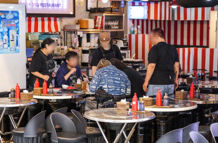 서울시내 음식점에서 직원들이 서빙을 하고 있다.ⓒ뉴시스