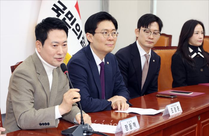 장동혁 국민의힘 대표가 지난 5일 오전 국회에서 열린 국민의힘 인재영입위원회 임명장 수여식에서 발언을 하고 있다. 옆은 조정훈 인재영입위원장 ⓒ데일리안 홍금표 기자