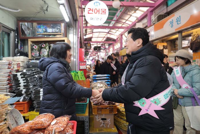 이상일 시장이 10일 용인중앙시장에서 장을 보며 상인과 인사를 나누고 있다. ⓒ용인시 제공