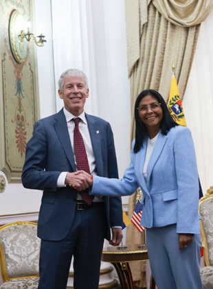 11일(현지시간) 크리스 라이트(왼쪽) 미국 에너지부 장관이 카라카스를 방문해 델시 로드리게스 베네수엘라 임시 대통령과 만나 악수하고 있다. ⓒ신화통신/뉴시스