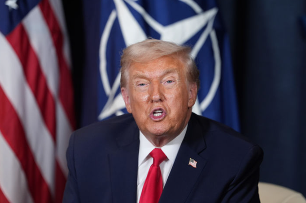 도널드 트럼프 미국 대통령이 지난달 21일 스위스 다보스에서 열린 세계경제포럼에 참석해 마르크 뤼터 나토(NATO·북대서양조약기구) 사무총장과 면담하면서 발언하고 있다. ⓒAP/뉴시스