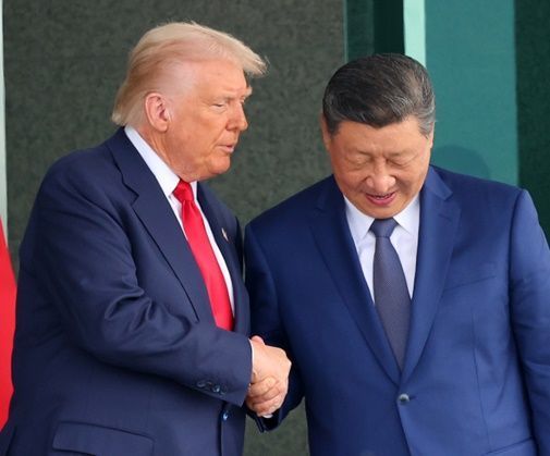 도널드 트럼프(왼쪽) 미국 대통령과 시진핑 중국 국가주석이 지난해 10월 30일 부산 김해공군기지 의전실 나래마루에서 미·중 정상회담을 마친 뒤 회담장을 나서며 악수하고 있다. ⓒ 연합뉴스