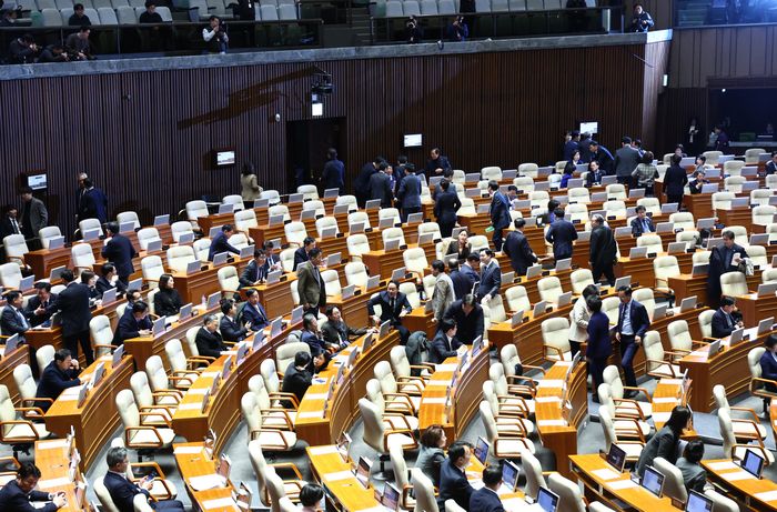 더불어민주당 의원들이 24일 열린 국회 본회의에서 윤한홍 국민의힘 의원의 상법 일부개정법률안(대안)에 대한 무제한토론(필리버스터)를 시작하자 회의장을 빠져나가고 있다. ⓒ뉴시스