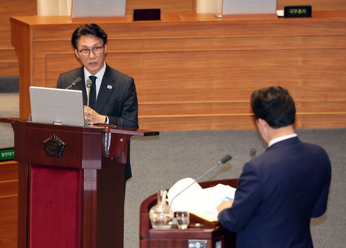 김민석 총리가 10일 국회 본회의장에서 열린 경제 분야 대정부질문에서 국민의힘 윤영석 의원의 질문에 답하고 있다. ⓒ연합뉴스