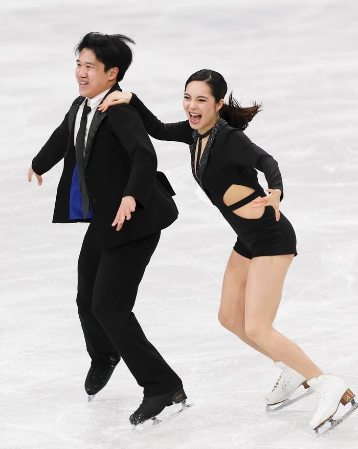 피겨스케이팅 아이스댄스 임해나, 권예가 6일 오전 이탈리아 밀라노 아이스스케이팅 아레나에서 열린 2026 밀라노·코르티나 담페초 동계올림픽 피겨스케이팅 팀 이벤트 아이스댄스 단체전에서 연기를 선보이고 있다. ⓒ 뉴시스