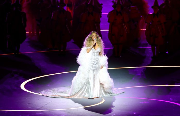 가수 머라이어 캐리가 7일(한국시각) 이탈리아 밀라노 산시로 스타디움에서 열린 2026 밀라노·코르티나담페초 동계올림픽 개회식에서 축하 공연을 펼치고 있다. ⓒ AP=뉴시스