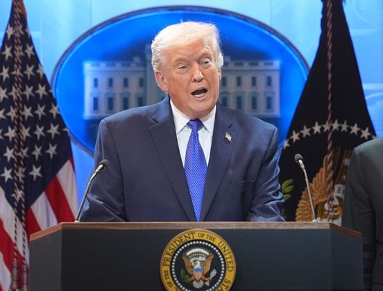 도널드 트럼프 미국 대통령이 20일(현지시간) 미 워싱턴DC 백악관 브리핑룸에서 긴급 기자회견을 열고 이날 연방대법원의 상호관세 위법 판결에 대한 입장을 표명하고 있다. ⓒ AP/뉴시스