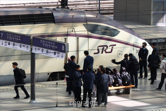 25일 서울역 승강장에 SRT 열차가 정차 중이다. ⓒ데일리안 홍금표 기자