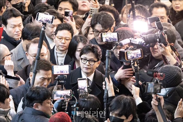 국민의힘 제명 처분이 확정된 한동훈 전 대표가 지난달 29일 오후 국회 소통관 기자회견장에서 제명 처분 확정과 관련해 기자회견을 하기 위해 이동하고 있다. ⓒ데일리안 홍금표 기자