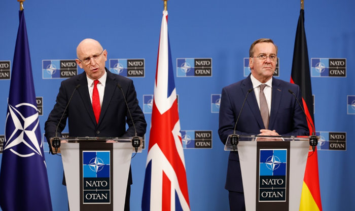 존 힐리(왼쪽) 영국 국방장관과 보리스 피스토리우스 독일 국방장관이 13일(현지시간) 독일 뮌헨에서 기자회견을 하고 있다. ⓒAP/연합뉴스