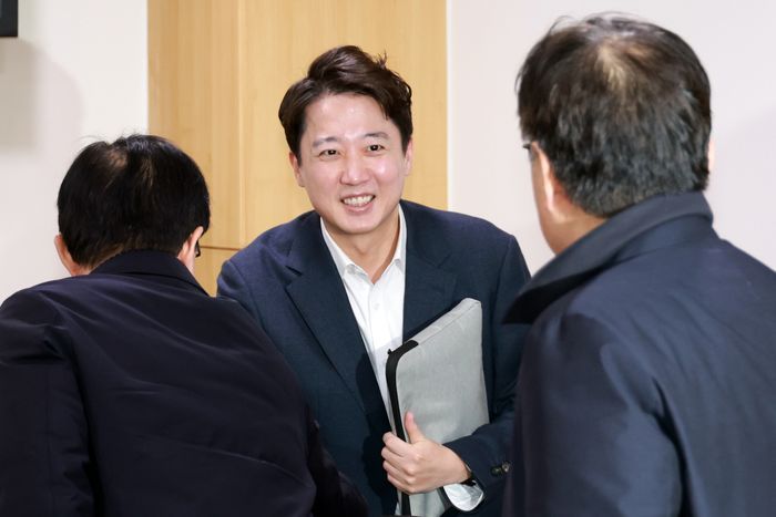 이준석 개혁신당 대표가 3일 의원회관에서 대안과 미래 주최로 열린 위기의 한국 보수에 대한 진단과 해법 토론회에서 강연하기 전 국민의힘 의원들과 인사를 나누고 있다. ⓒ뉴시스