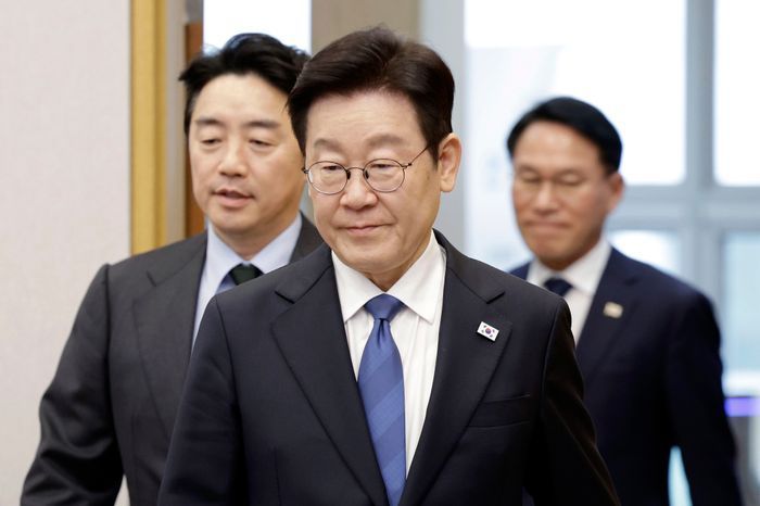 이재명 대통령이 5일 청와대 여민관에서 열린 수석보좌관회의에 입장하고 있다. 왼쪽은 강훈식 비서실장. ⓒ연합뉴스