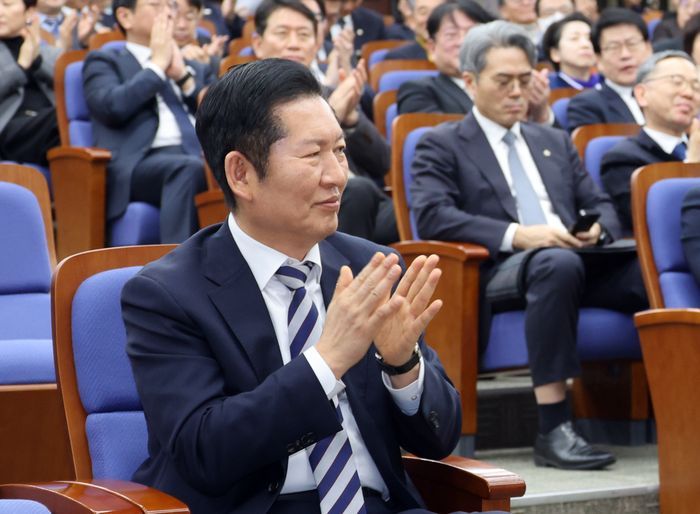 정청래 더불어민주당 대표가 26일 오후 국회에서 열린 의원총회에서 박수를 치고 있다. ⓒ뉴시스