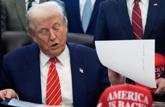 도널드 트럼프 미국 대통령이 지난 3일 백악관에서 연방정부 셧다운을 종료하는 예산안에 서명하고 있다. ⓒAP/뉴시스