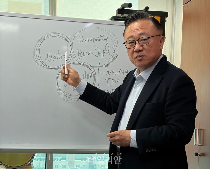 고동진 국민의힘 의원이 2일 오전 서울 여의도 국회 의원회관에서 데일리안과 인터뷰 도중 AI 산업 구조와 관련해 설명하고 있다. ⓒ데일리안 지봉철 기자