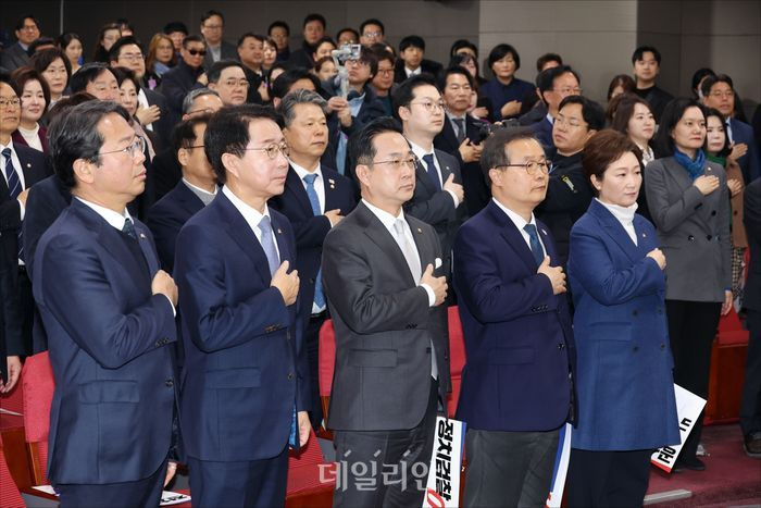 이재명 대통령 사건 공소취소와 국정조사를 위한 의원모임 소속 더불어민주당 의원들이 지난 23일 오전 국회 의원회관에서 열린 이재명 대통령 사건 공소취소와 국정조사를 위한 의원모임 출범식에서 국민의례를 하고 있다. ⓒ데일리안 홍금표 기자