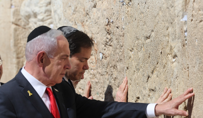 베냐민 네타냐후 이스라엘 총리와 마코 루비오 미국 국무장관이 지난해 9월 14일 이스라엘 통곡의 벽에 손을 대고 기도하고 있다. ⓒEPA/연합뉴스