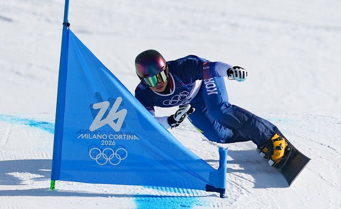 스노보드 은메달리스트 김상겸이 8일(현지시각) 이탈리아 리비뇨 스노우파크에서 열린 2026 밀라노코르티나 담페초 동계올림픽 스노보드 남자 평행대회전 결승전을 치르고 있다. ⓒ 뉴시스