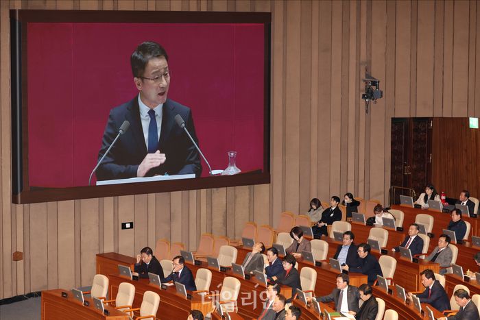 국민의힘 의원들이 3일 오전 국회 본회의장에서 한병도 더불어민주당 원내대표의 교섭단체 대표연설을 듣고 있다. ⓒ데일리안 홍금표 기자