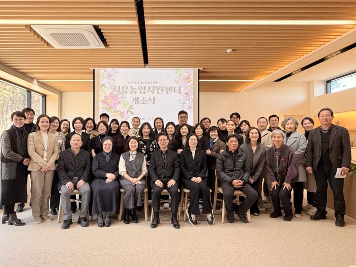 25일 치유농업지원센터에서 개소식 참석자들이 기념사진을 촬영하고 있다. ⓒ용인시 제공