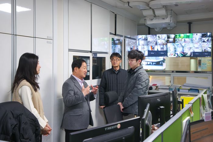 주광덕 남양주시장이 17일 동물보호센터와 반려동물 입양문화센터를 방문, 운영 현황을 점검하고 있다.ⓒ