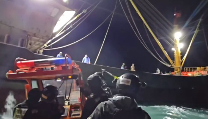 목포해경이 지난 1월 25일 중국어선을 단속하고 있다. ⓒ뉴시스