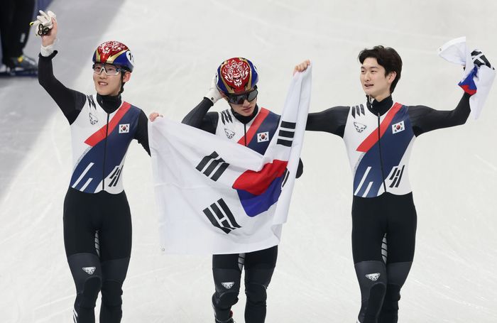 쇼트트랙 남자 대표팀이 20일(현지시각) 이탈리아 밀라노 아이스스케이팅 아레나에서 열린 2026 밀라노·코르티나 담페초 동계올림픽 쇼트트랙 남자 계주 5000m 결승에서 은메달을 차지하자 기뻐하고 있다. 왼쪽부터 임종언, 이정민, 신동민. ⓒ 뉴시스