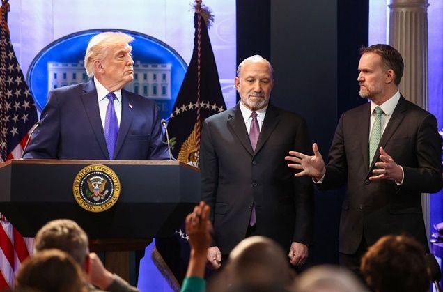 도널드 트럼프(왼쪽) 미국 대통령이 지난 20일 미 워싱턴DC 백악관에서 연방대법원의 상호관세 위법 판결에 대한 기자회견 도중 제이미슨 그리어(오른쪽) 미국 무역대표부(USTR) 대표 발언을 듣고 있다. 사진 가운데는 하워드 러트닉 미 상무부 장관. ⓒ 로이터/연합뉴스