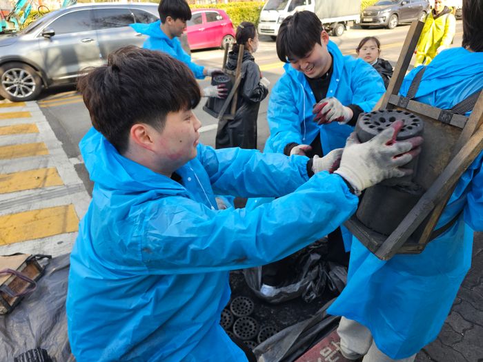 인천환경공단이 마련한 난방 취약 계층을 위한 사랑의 연탄 전달 프로그램에 참여한 한 자원봉사단원들이 연탄을 나르고 있다. ⓒ 인천환경공단 제공