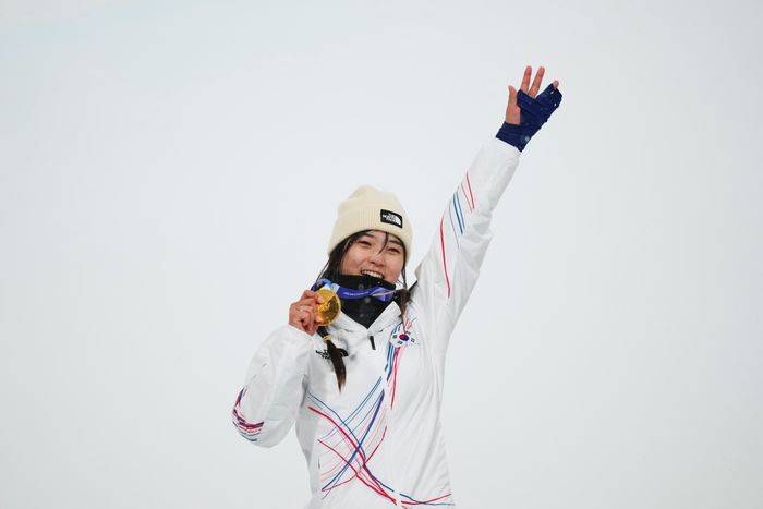 최가온이 12일(현지시각) 이탈리아 리비뇨 스노파크에서 열린 2026 밀라노·코르티나담페초 동계올림픽 스노보드 여자 하프파이프 결승에서 금메달을 획득한 뒤 기뻐하고 있다. ⓒ AP=뉴시스