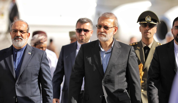 알리 라리자니(가운데) 이란 최고국가안보회의(SNSC) 사무총장이 11일(현지시간) 오만에 도착하고 있다. ⓒEPA/연합뉴스