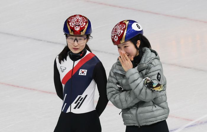 쇼트트랙 최민정(왼쪽)과 김길리가 3일(현지시각) 이탈리아 밀라노 아이스스케이팅 아레나에서 이야기하고 있다. ⓒ 뉴시스
