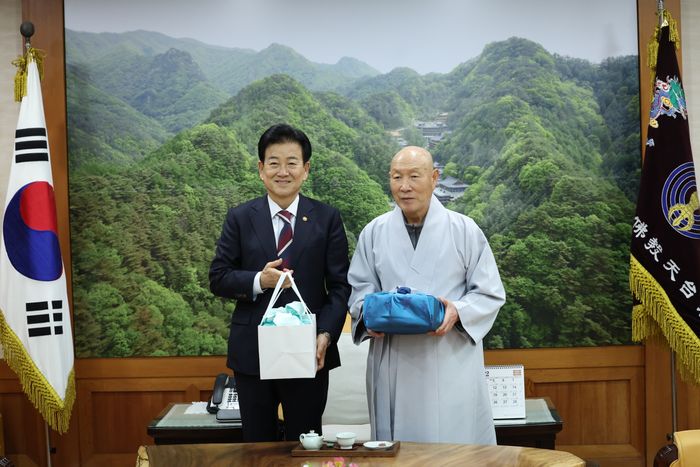 정동영 통일부 장관이 11일 서울 서초구 관문사를 방문해 천태종 총무원장 덕수스님을 예방하고 있다. ⓒ통일부 제공