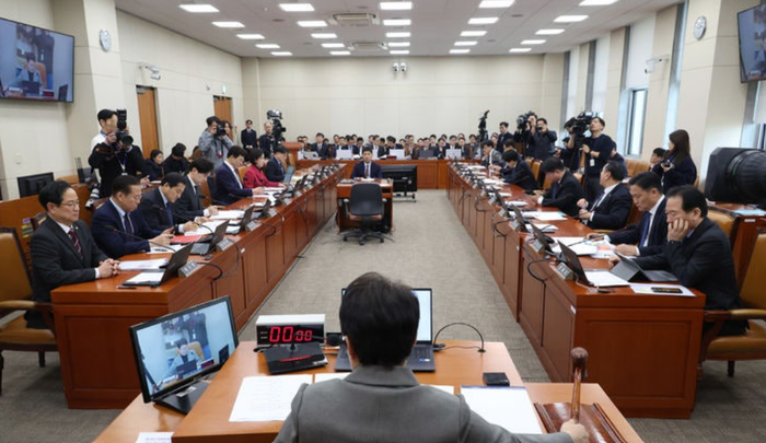 임이자 국회 재정경제기획 위원장이 23일 오후 국회에서 열린 재정경제기획위원회에 전체회의에서 의사봉을 두드리고 있다. ⓒ뉴시스