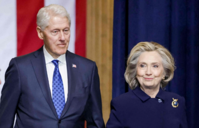 빌 클린턴(왼쪽) 전 미국 대통령과 힐러리 클린턴 전 미 국무장관. ⓒAFP/연합뉴스
