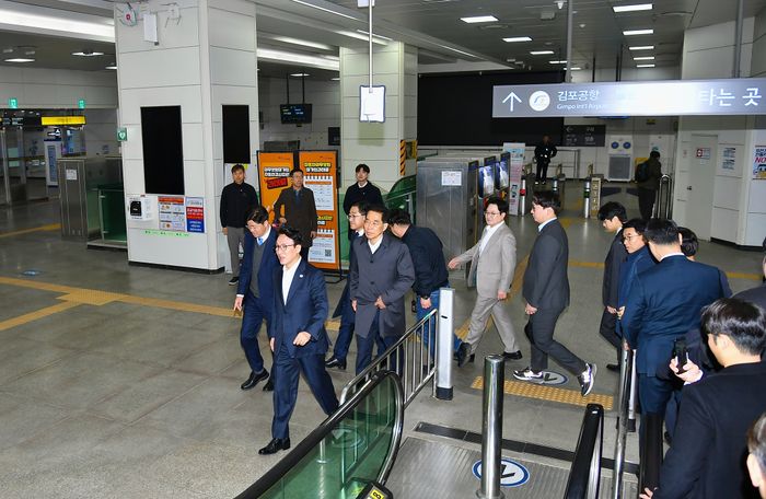 김민석(오른쪽) 국무총리가 27일 김포시 사우역을 방문, 골드라인을 점검하기 위해 이동하고 있다.ⓒ 김포시 제공