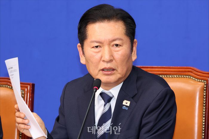 정청래 더불어민주당 대표가 19일 오후 국회에서 윤석열 전 대통령의 내란 우두머리 혐의 1심 재판 무기징역 선고 관련 입장을 밝히고 있다. ⓒ데일리안 홍금표 기자