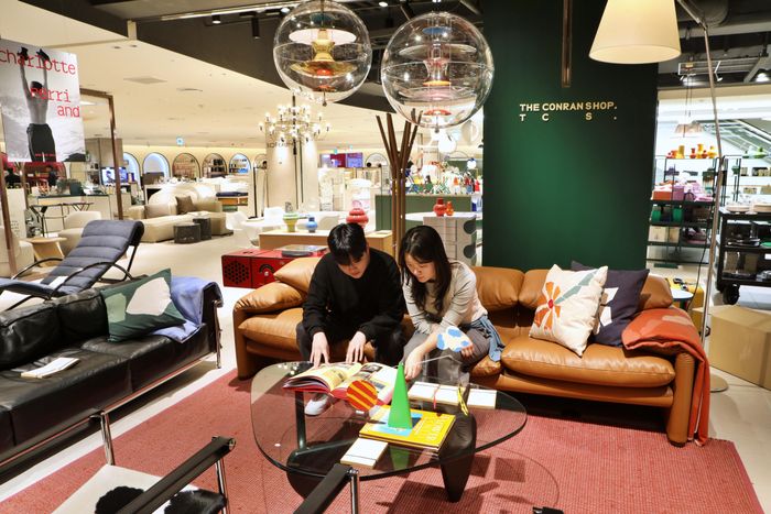 서울시 중구 소공동에 위치한 롯데백화점 본점 8층 더콘란샵에서 두 남녀가 소개 책자를 보고 있다.ⓒ롯데백화점