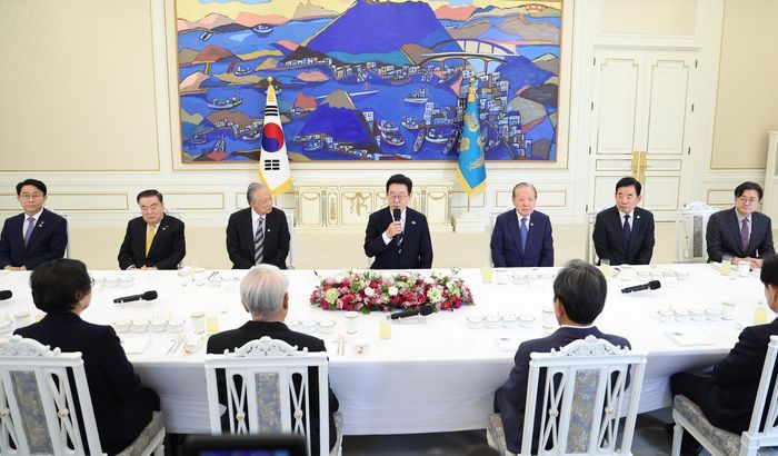 이재명 대통령이 25일 청와대에서 열린 더불어민주당 상임고문단 오찬 간담회에서 발언하고 있다.ⓒ뉴시스