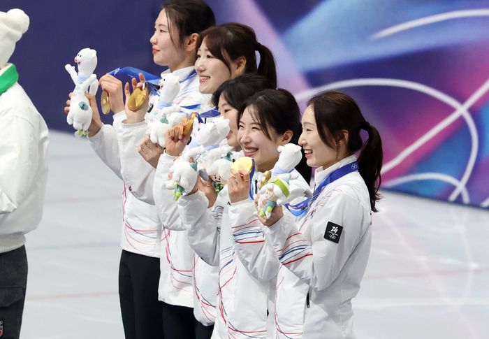 쇼트트랙 여자 3000m 계주 금메달을 목에 건 대표팀. ⓒ 뉴시스