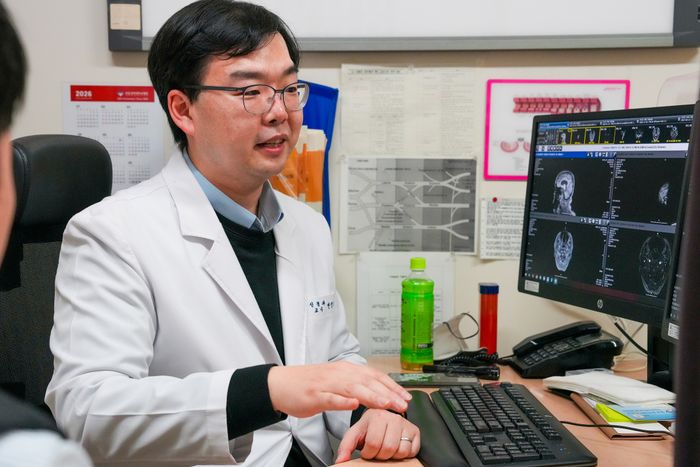 변정익 강동경희대학교병원 신경과 교수가 진료를 보고 있다. ⓒ강동경희대학교병원