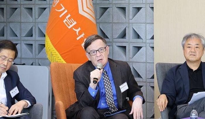 안드레이 란코프(가운데) 국민대 교수가 2024년 8월 30일 서울 용산구 전쟁기념관 3층 워리어라운지에서 ‘푸틴의 평양 방문 그 후, 러-북 밀월을 보는 세 가지 관점’이라는 주제로 열린 제4회 KWO 나지포럼에서 토론하고 있다. ⓒ 전쟁기념사업회/연합뉴스