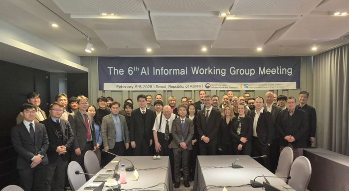 5일 서울 페이토 강남에서 열린 유엔 유럽경제위원회(UNECE) 산하 자동차 국제안전기준 포럼(WP.29) 소속 AI 전문가기술그룹(IWG on AI) 제6차 회의에서 참석자들이 기념 촬영을 하고 있다. ⓒ한국자동차모빌리티안전학회