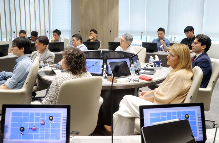 2025년 9월 카카오모빌리티 사옥을 방문한 디리야컴퍼니 관계자들이 류긍선 대표(사진 뒷줄 가운데) 등 카카오모빌리티 관계자들과 함께 카카오모빌리티의 기술 및 서비스에 대한 설명을 듣고 있다. ⓒ카카오모빌리티