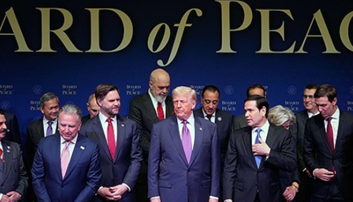 도널드 트럼프 미국 대통령이 19일(현지시간) 워싱턴DC에서 가자지구 평화위원회 회의 참석자들과 기념사진을 찍고 있다. ⓒAP/연합뉴스