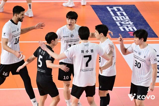 삼성화재를 꺾은 현대캐피탈. ⓒ 한국배구연맹