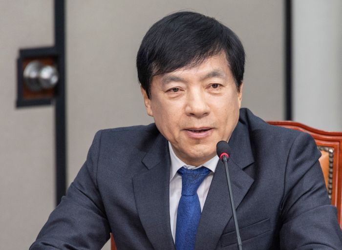 더불어민주당 이성윤 최고위원이 지난 9일 국회에서 열린 최고위원회의에서 2차 특검에 전준철 변호사를 추천한 것과 관련해 유감 발언을 하고 있다. ⓒ연합뉴스