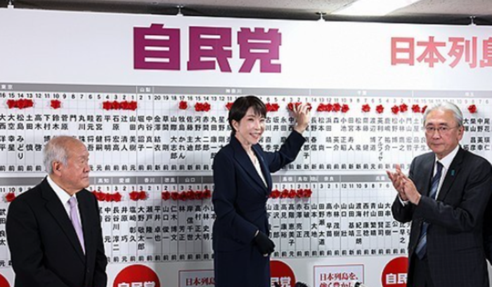 다카이치 사나에 일본 총리가 8일 도쿄 자민당 당사에서 기자회견을 하고 있다. ⓒNHK/연합뉴스