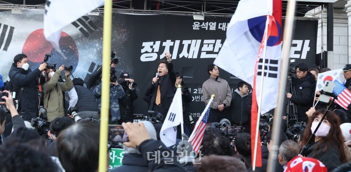 윤석열 전 대통령의 내란 우두머리 혐의에 대한 1심 선고가 19일 오후 서울 서초구 중앙지법에서 열린다. 윤석열 전 대통령에게 무기징역이 선고되자 전 한국사 강사 전한길이 공소 기각을 주장하고 있다. ⓒ데일리안 방규현 기자