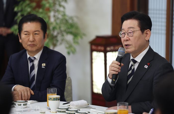 정청래 더불어민주당 대표가 1월 16일 청와대 상춘재에서 열린 정당 지도부 초청 오찬에서 이재명 대통령의 발언을 듣고 있다. ⓒ뉴시스